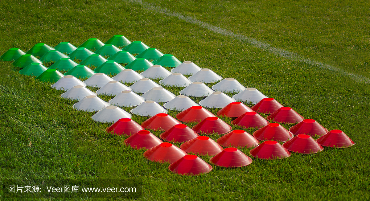 圆锥标志,意大利国旗颜色的足球训练